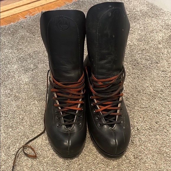 Stylish Black Leather Riedell Skate Women's Boots - Picture 5 of 6